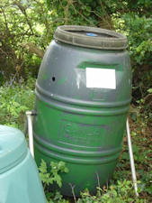 Een compostbak waar een mezennest zit